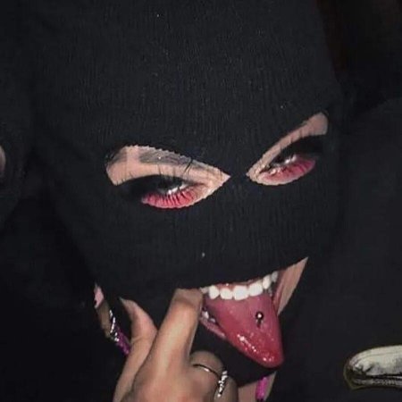 Девушка в Балаклаве