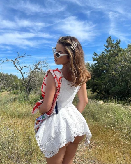 Образ малышки на природе в очках