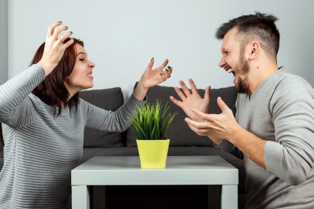 Женщина ругается