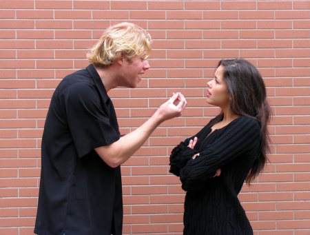 Мужчина и женщина ругаются