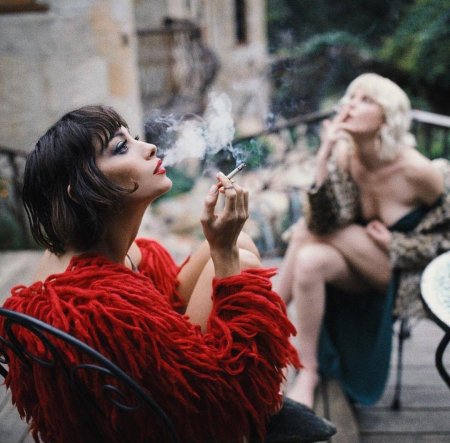 Тейлор ЛАШАЕ курит