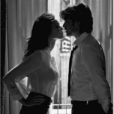 Мужчина прижимает женщину