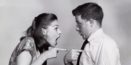 Мужчина и женщина ругаются