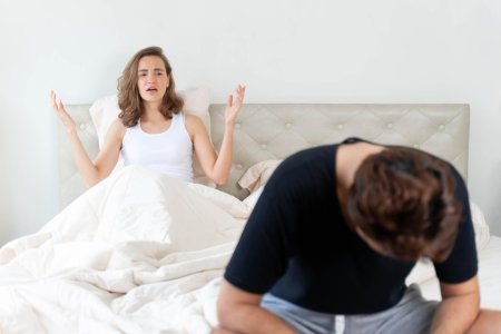 Мужчина изменяет жене на кровати