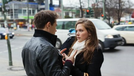 Встреча на улице девушка и парни