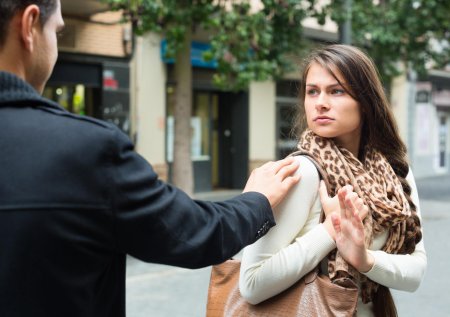 Преследующая женщина