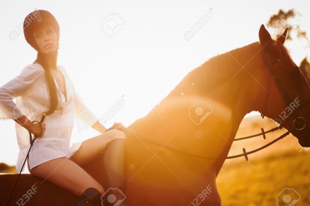 Женщина верхом