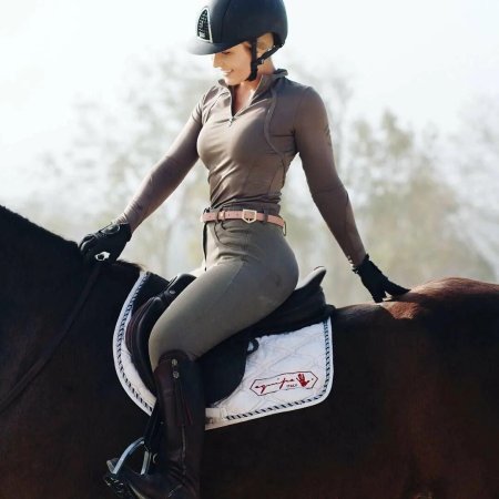 Кайли Дженнер на лошади