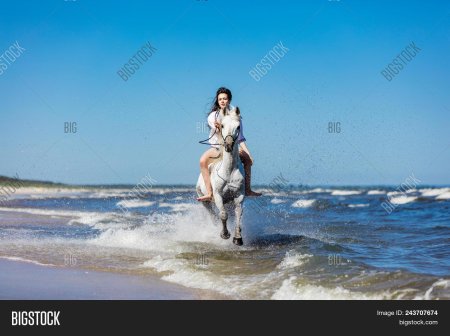 Девушка на коне у моря