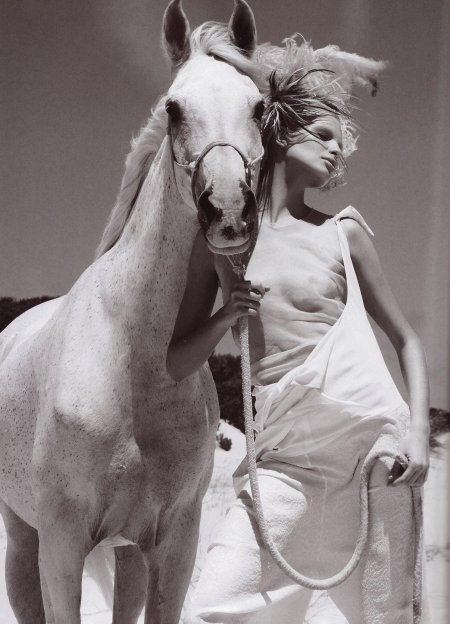 Фотосессия Анджелины Джоли с лошадью