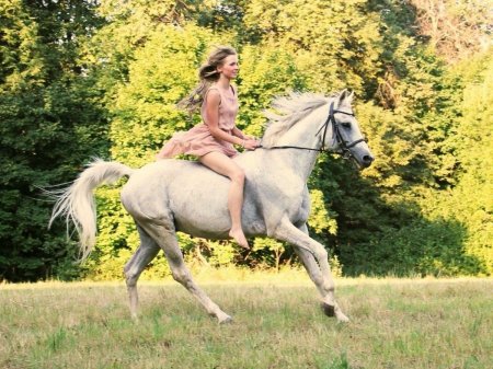 Анна Ковальчук на лошади