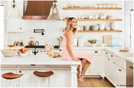 Девушка на кухне