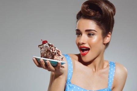 Девушка с пирожным