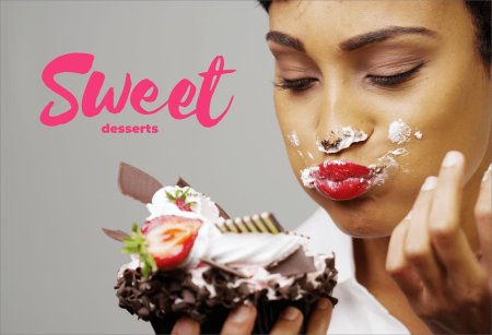 Ест пирожное