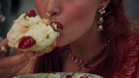 Девушка с пирожным