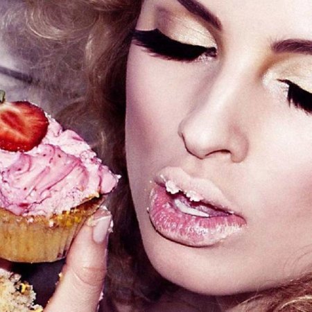 Девушка и сладкое