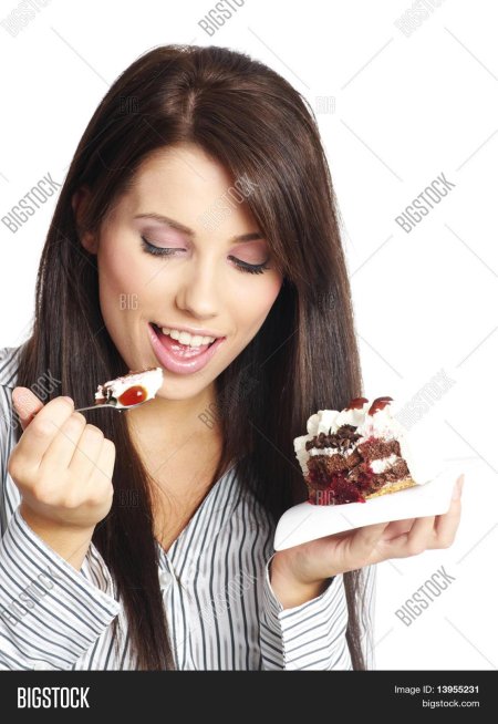 Девушка ест торт