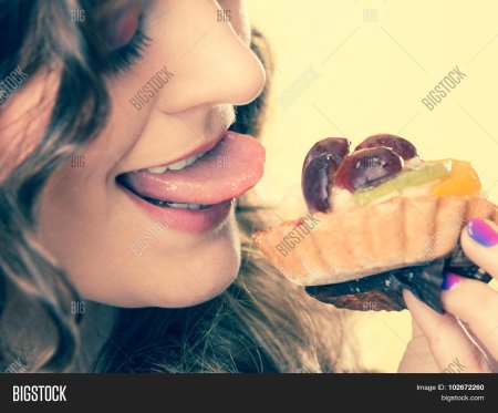 Девушка ест торт Эстетика