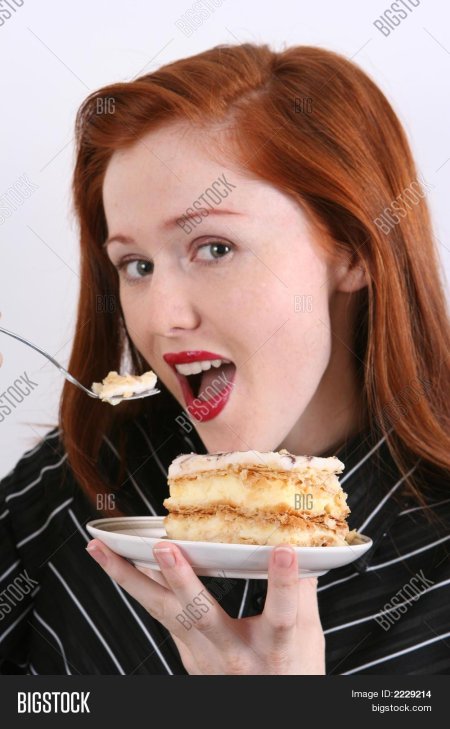 Девушка ест торт