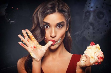 Девушка с тортом