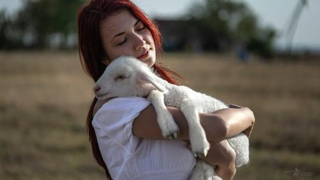 Девушка с ягненком