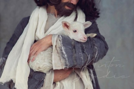 Держит ягненка