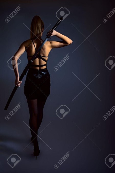 Девушка с катаной спиной