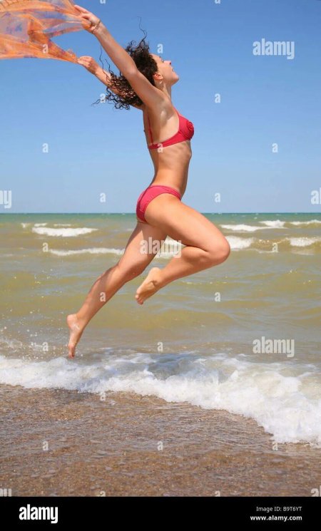 Женщина прыгает