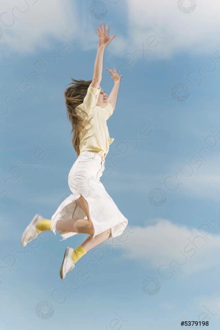 Девочка прыгает от радости