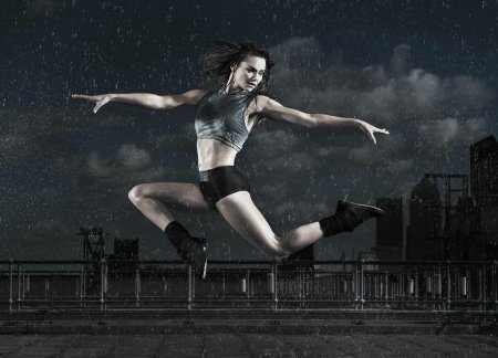 Девушка танцует