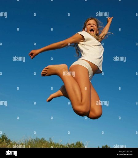 Весёлые девчонки в прыжке