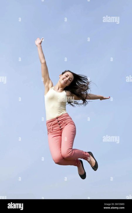 Девушка радостная в прыжке