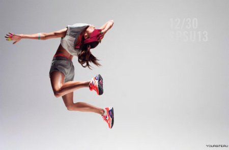 Девушка в прыжке