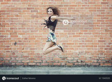 Девушка танцовщица в прыжке