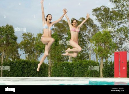 Девушка в прыжке