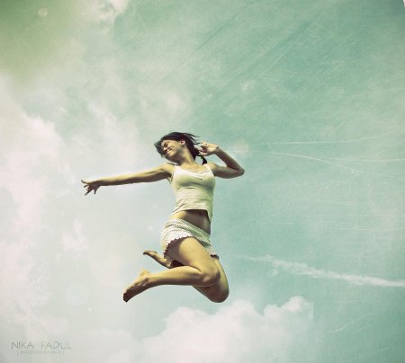 Девушка в воздухе