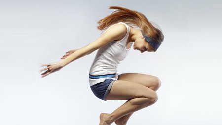 Девушка в прыжке