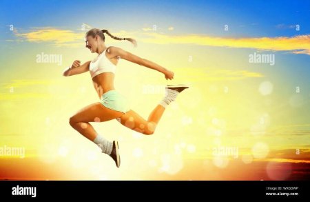 Фитнес девушка в прыжке