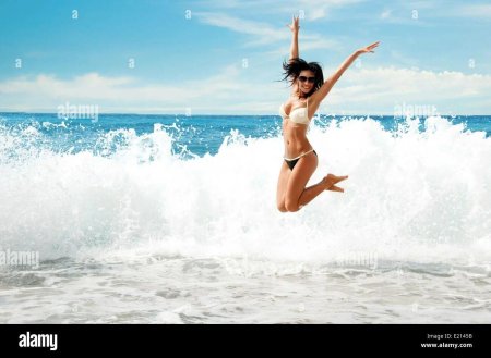 Прыжок в море девушка