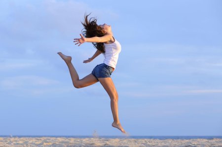 Девушка в прыжке