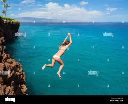 Девушка прыгает в море
