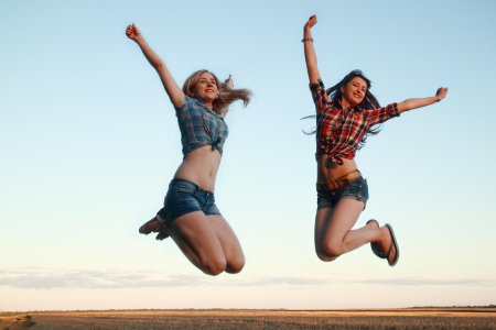 Девушка в прыжке