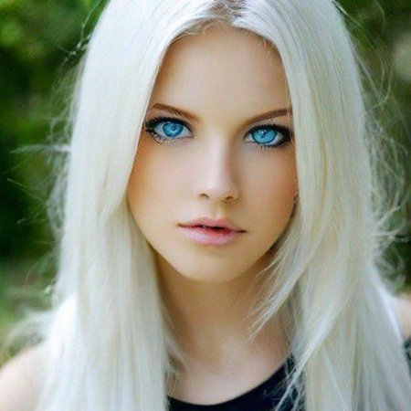 Красивая голубоглазая девушка