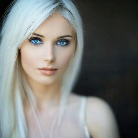 Девушка блондинка с голубыми глазами