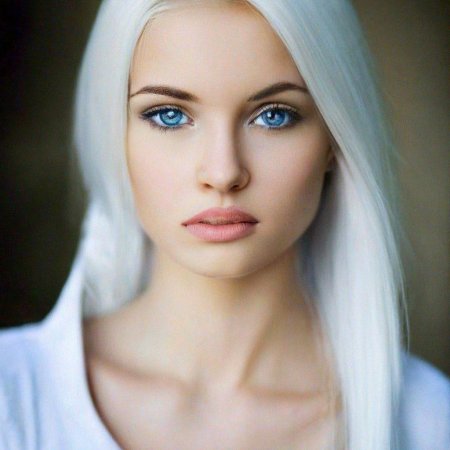 Белые волосы и голубые глаза