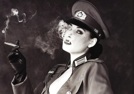 Девушка в немецкой форме