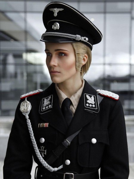 Девушки в форме СС