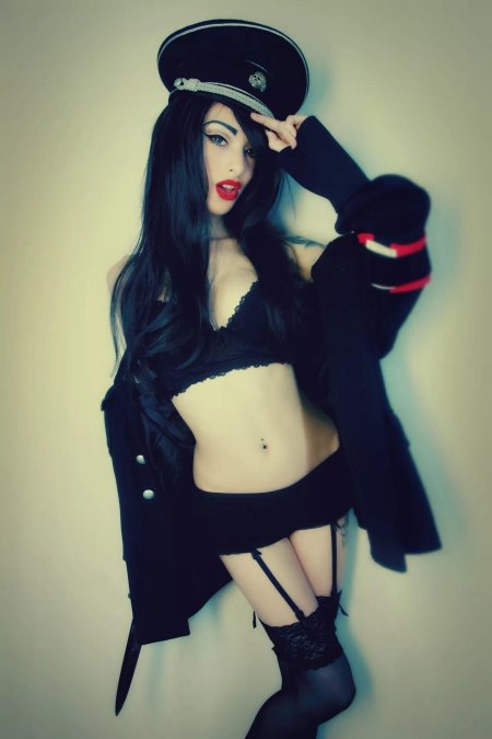 Девушки в нацистской форме