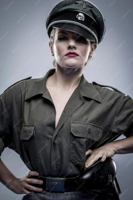 Девушки в немецкой форме