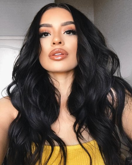 Угольно черные волосы